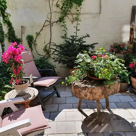 Huyze Walburga Bed and Breakfast Μπριζ