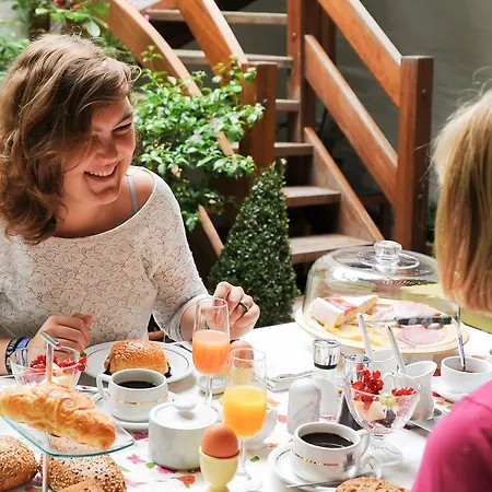 Bed and Breakfast Huyze Walburga Μπριζ